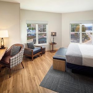 King Room Mobility or hearing accessible